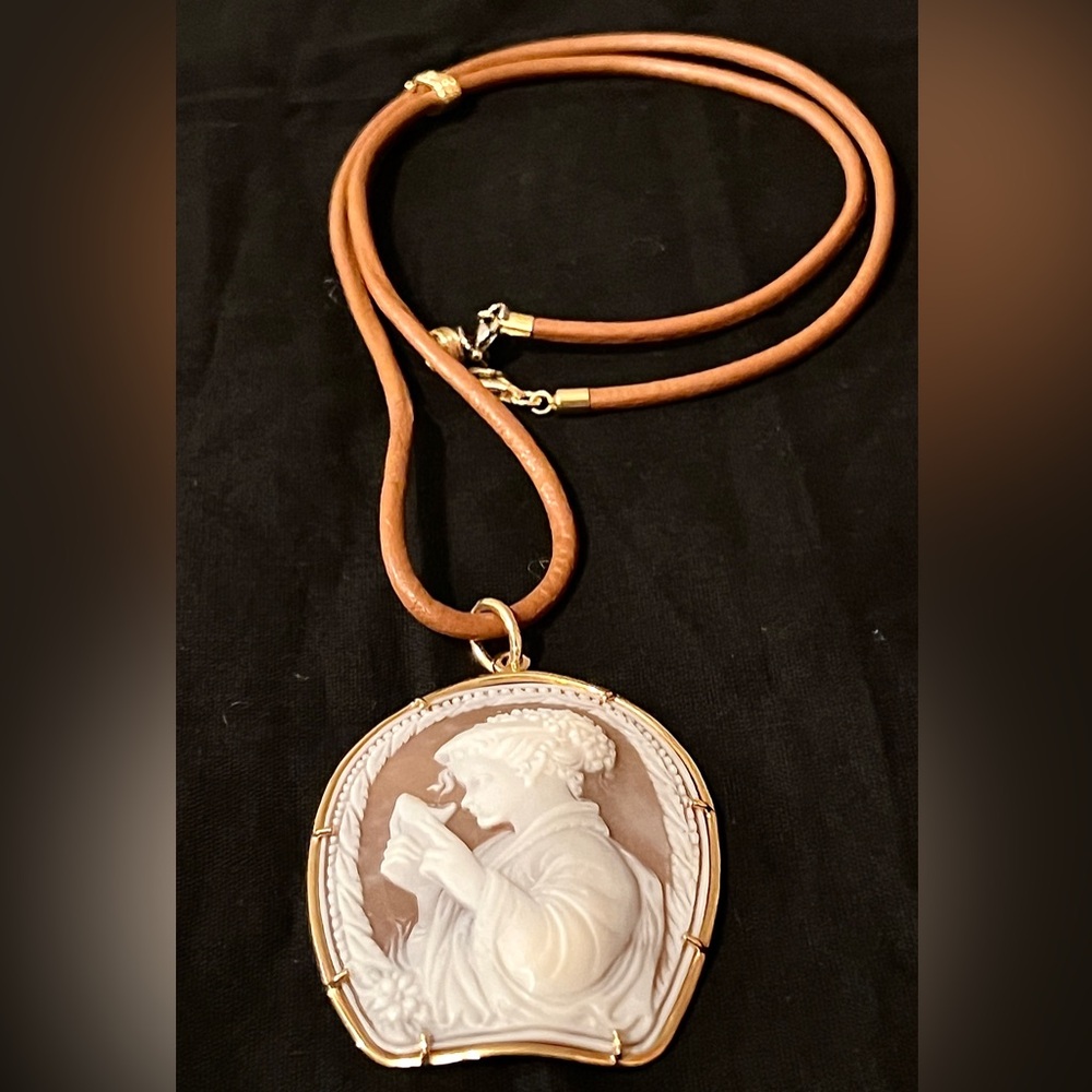 Vintage Signed Italian Shell Cameo Pendant - Solid 14 K Gold